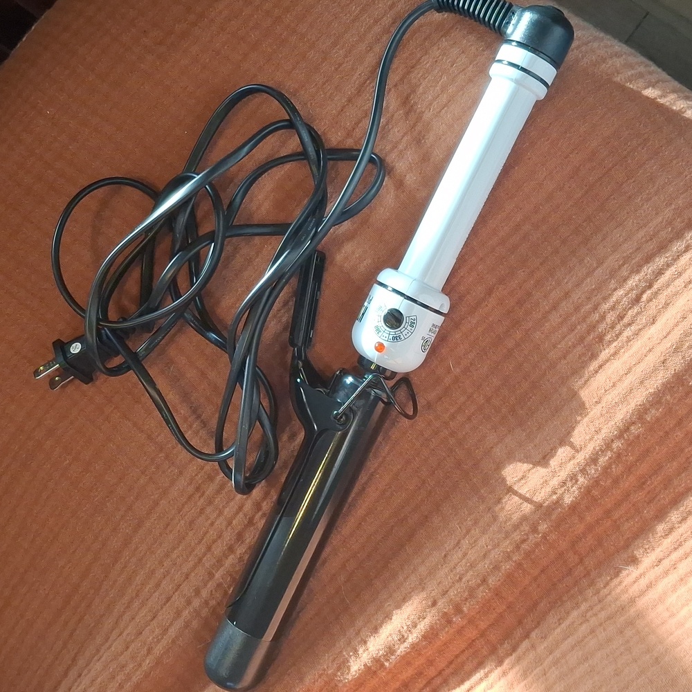 Hot Tools Pro Artist Nano Ceramic 1 1/4" Curling Iron - Picture 3 of 5